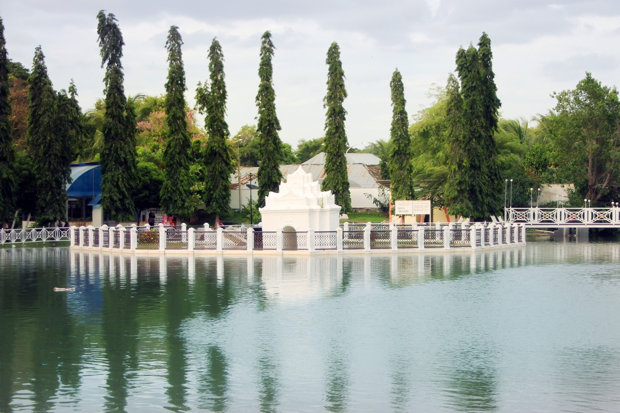 pinto khop dahulu merupakan gerbang penghubung taman ghairah dengan istana